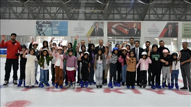 Erzurum'da Kur'an kursuna katılan çocuklar buz pateniyle tanıştı