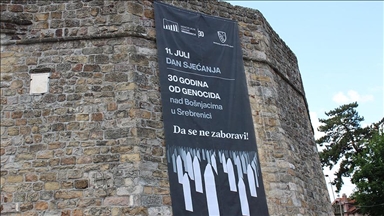 U znak sećanja na žrtve genocida u Srebrenici, u Novom Pazaru zastave na pola koplja 