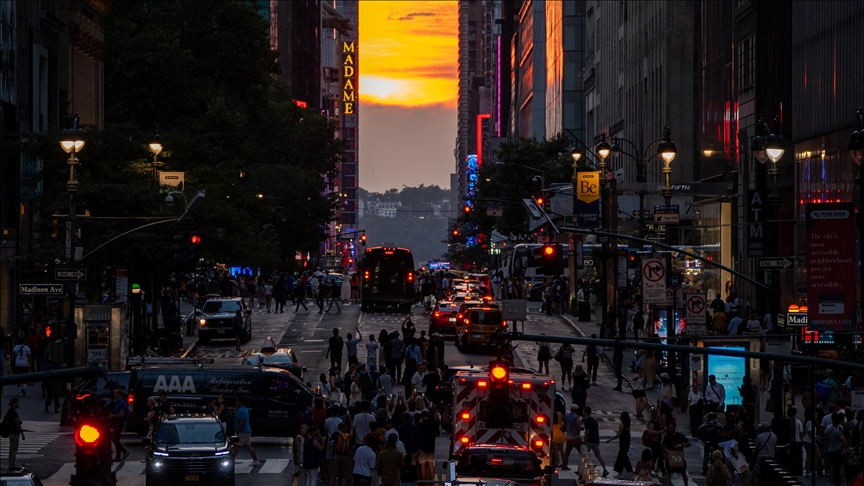 Fenomeni "Manhattanhenge" tërheq turma për perëndimin spektakolar të diellit në New York