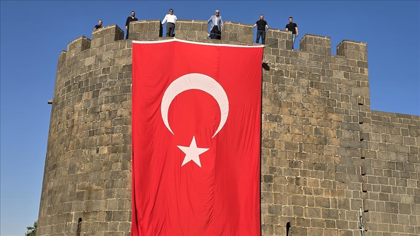 Tarihi Diyarbakır Surları'na "Terörsüz Türkiye"ye destek için Türk bayrağı asıldı