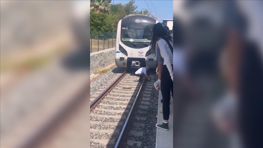 Marmaray makinistinin raylarda fark ettiği yavru kediyi kurtarması kamerada