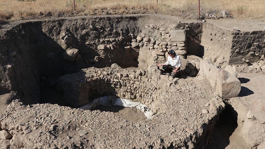 Uşaklı Höyük'teki kazılarda eski dönemlere ait yemek kültürü ve tarımsal ürünler araştırılıyor