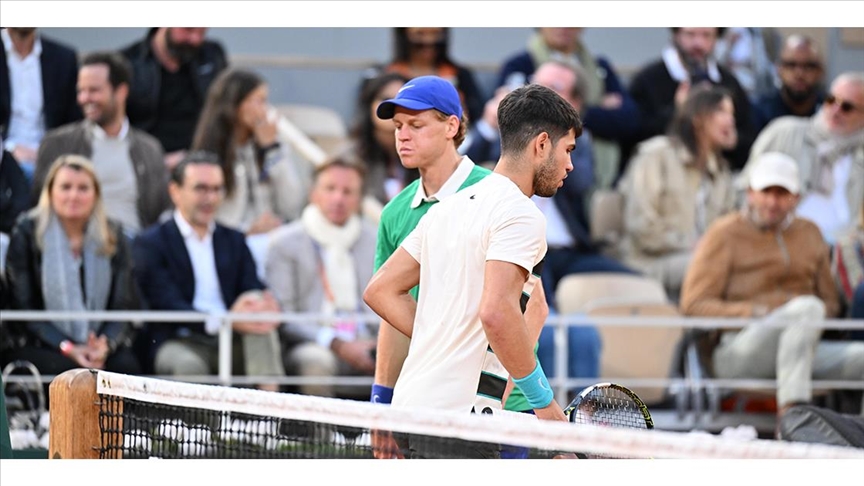 Wimbledon'da Alcaraz üst üste 3. şampiyonluk, Sinner ilk peşinde