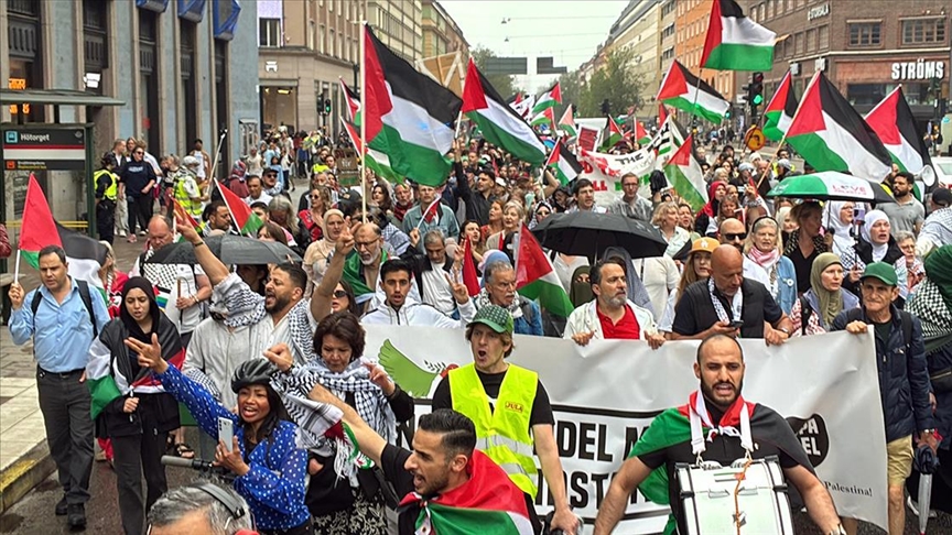İsrail'in Gazze'ye saldırıları İsveç'te protesto edildi