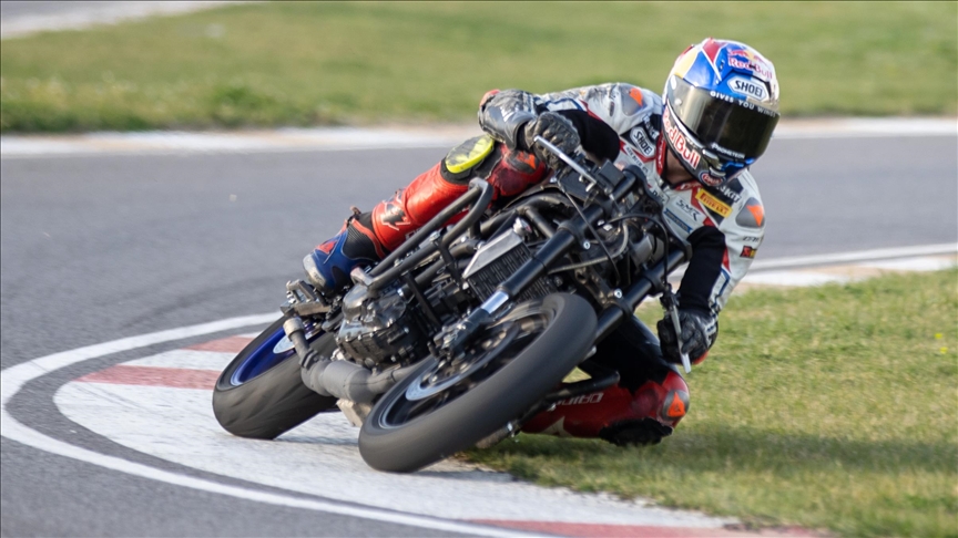 Milli motosikletçi Toprak Razgatlıoğlu, İngiltere'de ilk yarışı kazandı