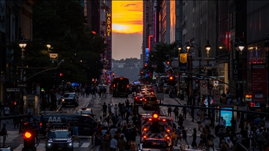 Fenomeni "Manhattanhenge" tërheq turma për perëndimin spektakolar të diellit në New York