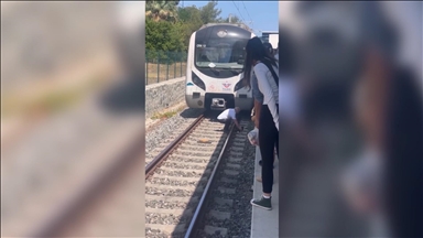Marmaray makinistinin raylarda fark ettiği yavru kediyi kurtarması kamerada