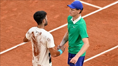 Wimbledon'da Alcaraz üst üste 3. şampiyonluk, Sinner ilk peşinde