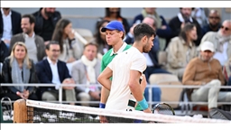 Wimbledon'da Alcaraz üst üste 3. şampiyonluk, Sinner ilk peşinde