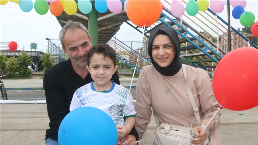 Rize’de kanseri yenen çocuk için gökyüzüne balonlar bırakıldı
