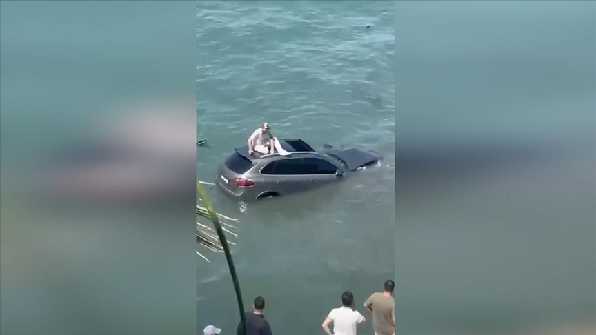 Balıkesir'de kontrolden çıkan araç denize düştü