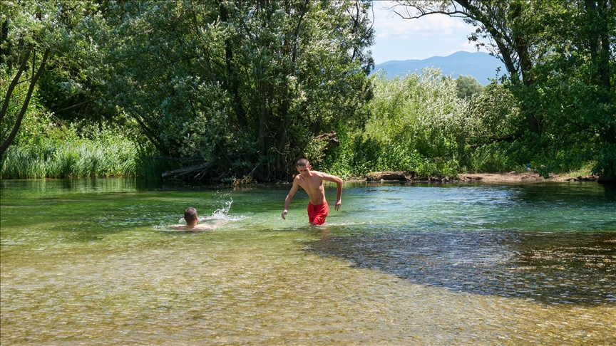 Sarajlije tražile osvježenje u kristalno čistoj vodi malo poznate plaže na Vrelu Bosne