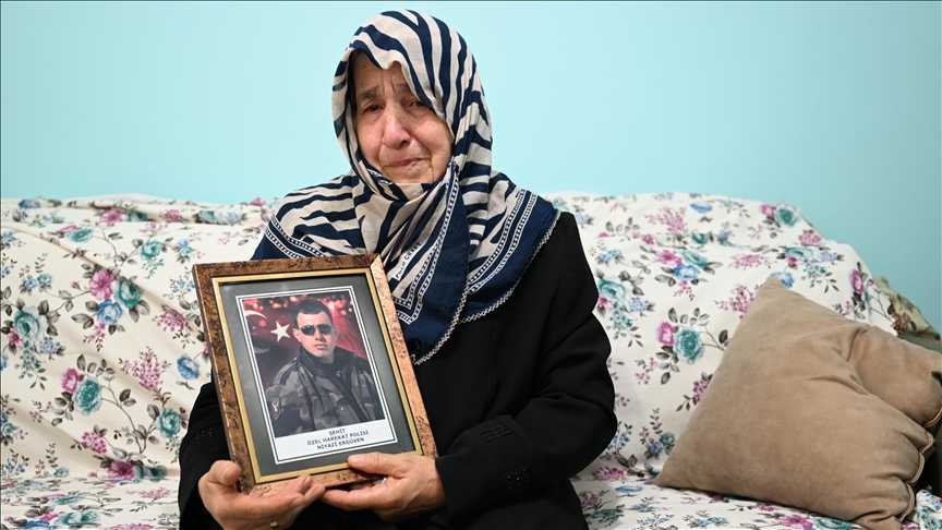 Silah arkadaşları şehit polisin annesini 9 yıldır yalnız bırakmıyor