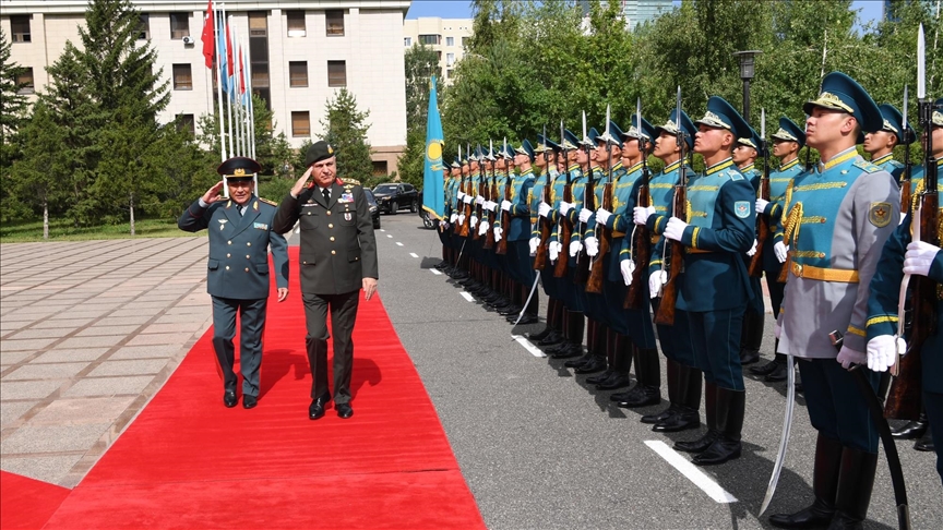 Глава Генштаба ВС Турции Метин Гюрак совершил визит в Астану 