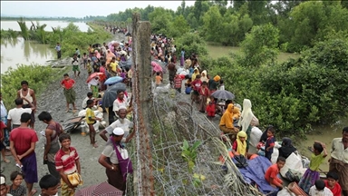 Hundreds flee to Thailand as Myanmar ethnic fighters strike military bases