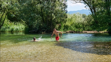 Sarajlije tražile osvježenje u kristalno čistoj vodi malo poznate plaže na Vrelu Bosne