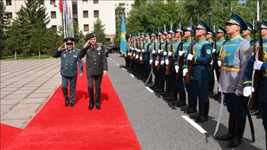 رئيس الأركان الكازاخي يستقبل نظيره التركي في أستانة