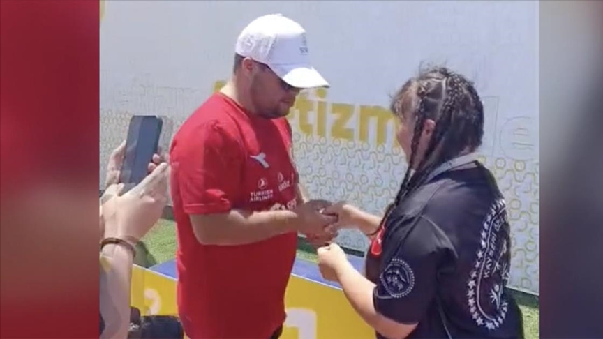 Down sendromlu milli sporcudan ödül töreninde sürpriz evlilik teklifi