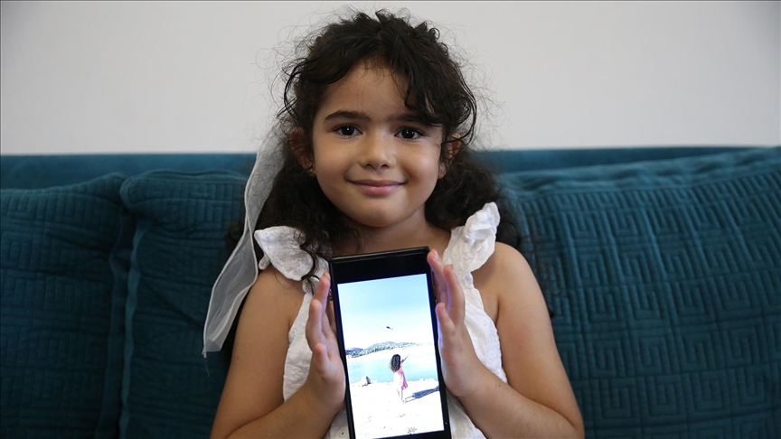 Hatay'da helikopter pilotu barajdan su alırken selamladığı çocuğun yüzünü güldürdü