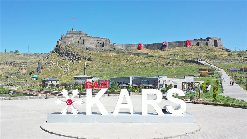 Tarihi Kars Kalesi, kamu binaları ve caddeler "Terörsüz Türkiye"ye destek için Türk bayraklarıyla donatıldı