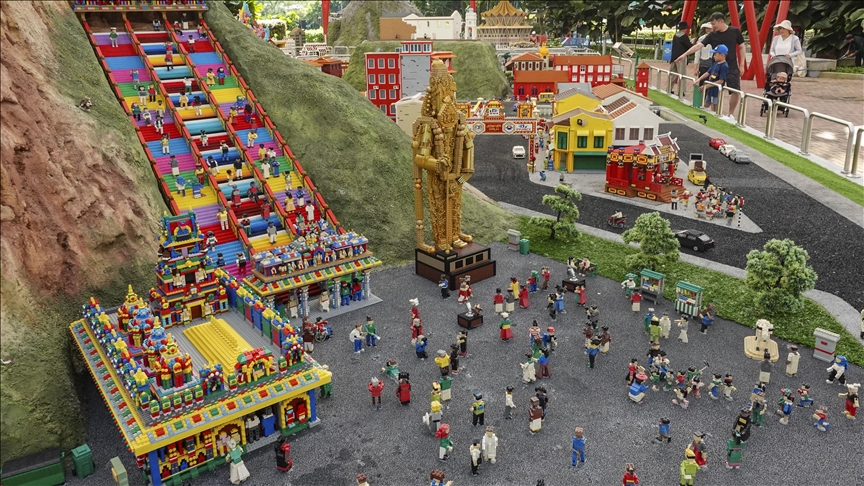 Familjet zhyten në aventurë në resortin Legoland në Malajzi me shfaqje të ndryshme