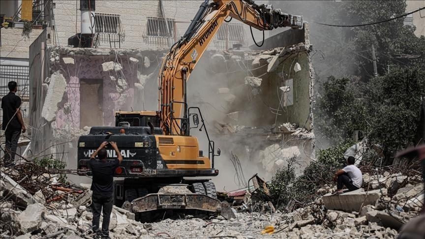 الجيش الإسرائيلي يهدم بناية سكنية فلسطينية جنوب الضفة
