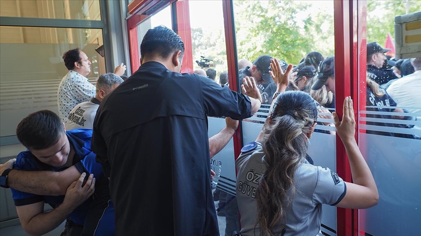 İzmir Büyükşehir Belediyesinden işten atılan işçiler Belediye Meclis Toplantısı'na girmek istedi