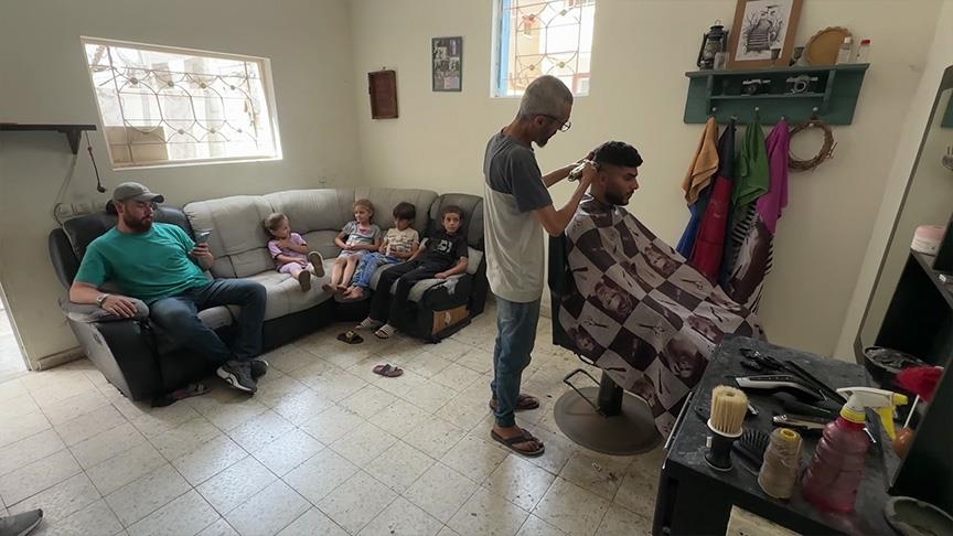 الحلاقة مقابل الطعام.. صالون "نعمان" شاهد على المجاعة بغزة 