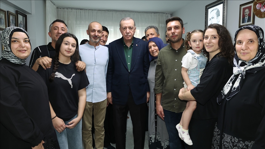 Cumhurbaşkanı Erdoğan, 15 Temmuz'da 3 yakını şehit olan Muzaffer Gülşen'i evinde ziyaret etti