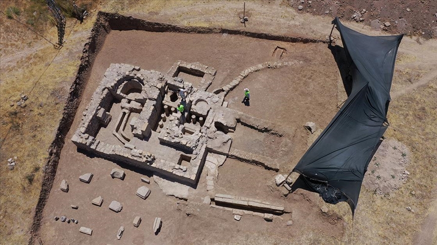 Elazığ'da bir tarlada yaklaşık 1700 yıllık Roma hamamı gün yüzüne çıkarıldı