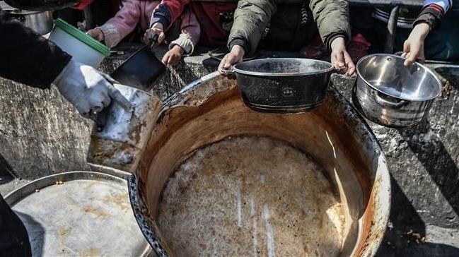 الحلاقة مقابل الطعام.. صالون "نعمان" شاهد على المجاعة بغزة 