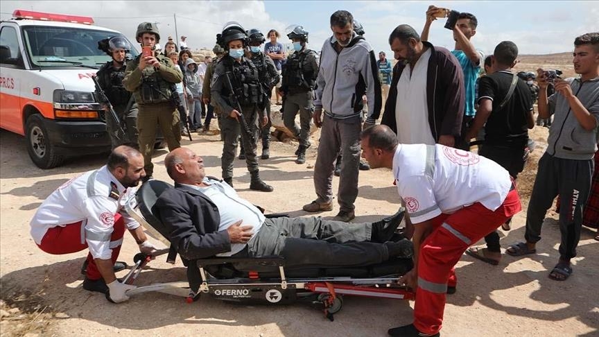 إصابة مسن فلسطيني في اعتداء للمستوطنين جنوبي الضفة