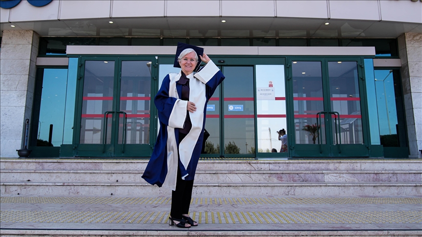 Emekli inşaat mühendisi, 64 yaşında resim bölümünü dereceyle bitirdi