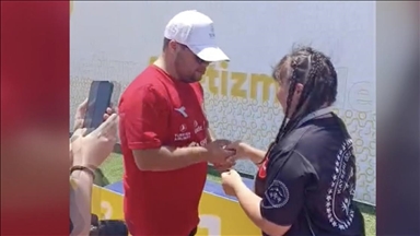 Down sendromlu milli sporcudan ödül töreninde sürpriz evlilik teklifi