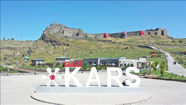 Tarihi Kars Kalesi, kamu binaları ve caddeler "Terörsüz Türkiye"ye destek için Türk bayraklarıyla donatıldı