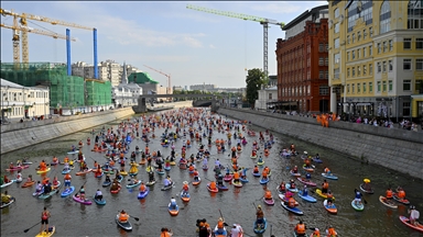 Festivali i sporteve ujore me kostume në Moskë tërhoqi vëmendje të madhe