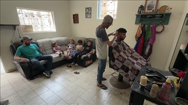 الحلاقة مقابل الطعام.. صالون "نعمان" شاهد على المجاعة بغزة 