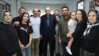 Cumhurbaşkanı Erdoğan, 15 Temmuz'da 3 yakını şehit olan Muzaffer Gülşen'i evinde ziyaret etti