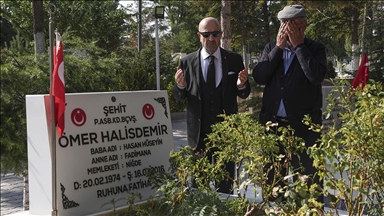 Emekli Korgeneral Zekai Aksakallı, şehit Ömer Halisdemir'in mezarını ziyaret etti