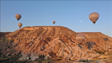 Kapadokya'da yerli ve yabancı turistler bölgeyi gökyüzünden keşfetti
