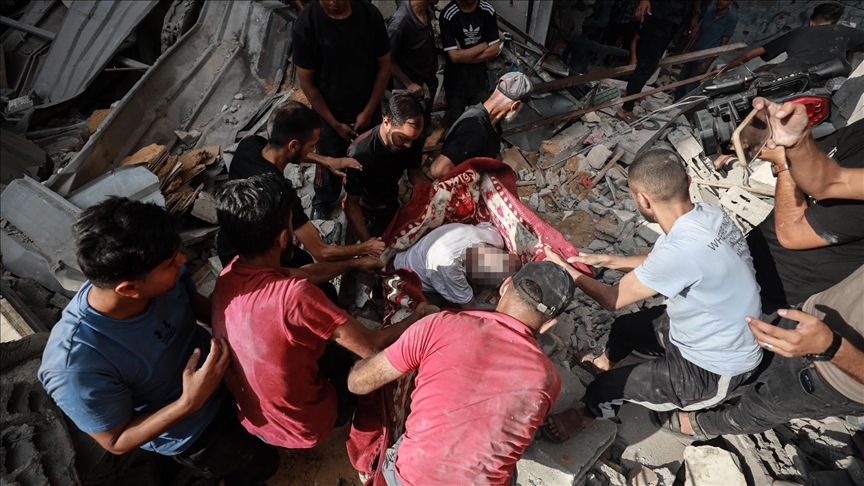 غزة.. جهود لانتشال 14 جثمانا من تحت أنقاض منزل دمرته إسرائيل