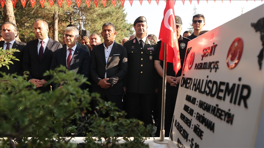 15 Temmuz kahramanı şehit Ömer Halisdemir\'in kabrinde tören düzenlendi