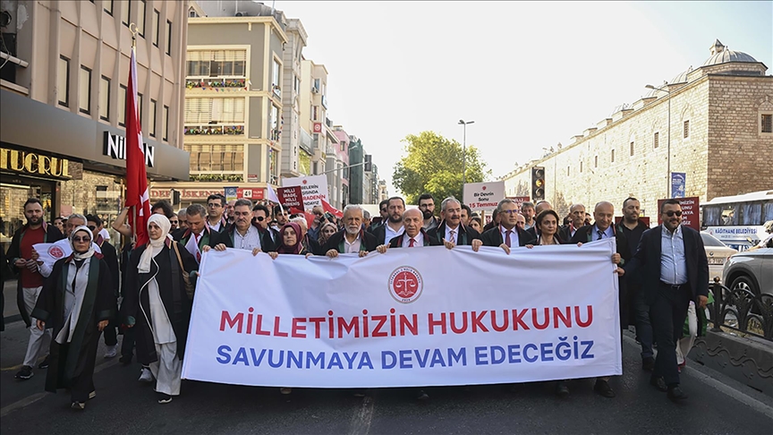 İstanbul 2 Nolu Barosu, FETÖ\'nün darbe girişiminin 9. yılı dolayısıyla yürüyüş düzenledi