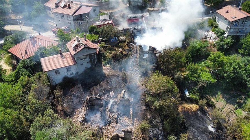 Antalya'da otluk alanda çıktıktan sonra evlere sıçrayan yangın söndürüldü