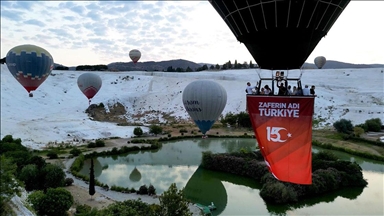 Pamukkale'de sıcak hava balonları Türk bayraklarıyla gökyüzünde süzüldü