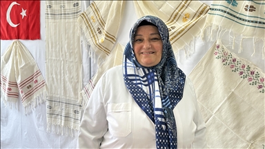 Çocukken babaannesinden öğrendiği dokuma sanatıyla 45 yıldır ilmek ilmek işliyor