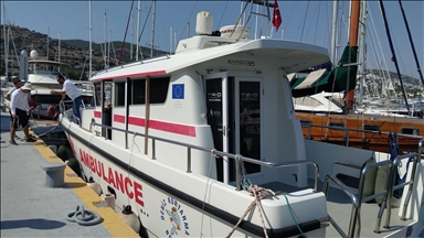 Bodrum'da gezi teknesinde düşerek yaralanan personel deniz ambulansıyla tahliye edildi