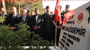 15 Temmuz kahramanı şehit Ömer Halisdemir'in kabrinde tören düzenlendi