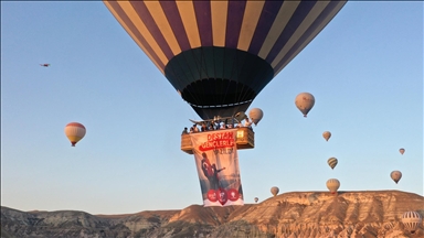 15 Temmuz sabahı Kapadokya'da balonlar Türk bayrakları ve afişlerle uçtu