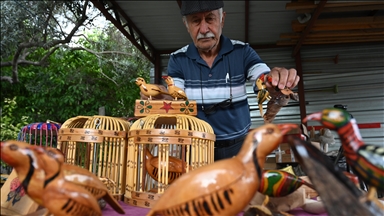 Emekliliğini ahşaptan süs ve mutfak eşyaları yaparak geçiriyor 